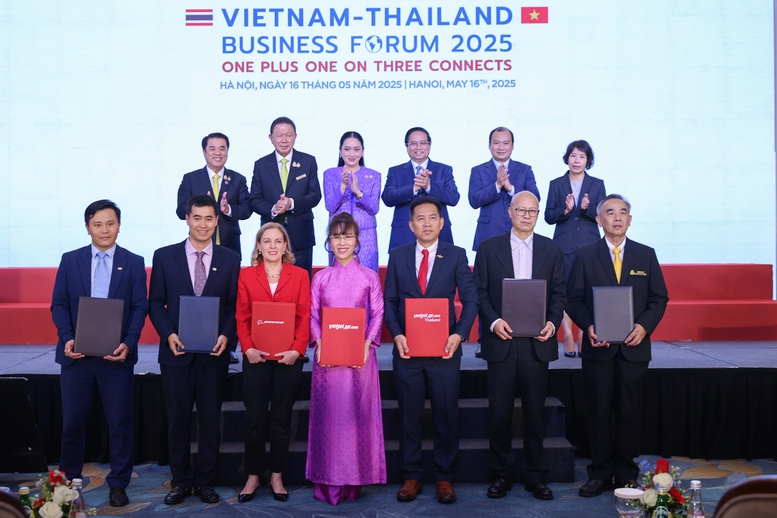 Thủ tướng Phạm Minh Chính và Thủ tướng Thái Lan Paetongtarn Shinawatra chứng kiến Vietjet và Boeing trao thoả thuận hợp tác với Vietjet Thái Lan về việc chuyển giao 50 tàu bay Boeing 737 tại Thái Lan, về thúc đẩy chuyển đổi số ngành tài chính và bán lẻ, về phát triển Khu Công nghiệp Đồng Nai - Ảnh: VGP/Nhật Bắc