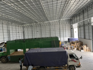 Đội ngũ nhân sự sắp xếp hàng hóa chuẩn bị giao hàng tại Campuchia